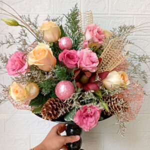 Centro de Mesa Navideño con Rosas Suaves y Detalles Rosa