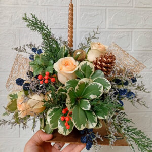 Centro de Mesa Navideño con Rosas Durazno y Toques Dorados