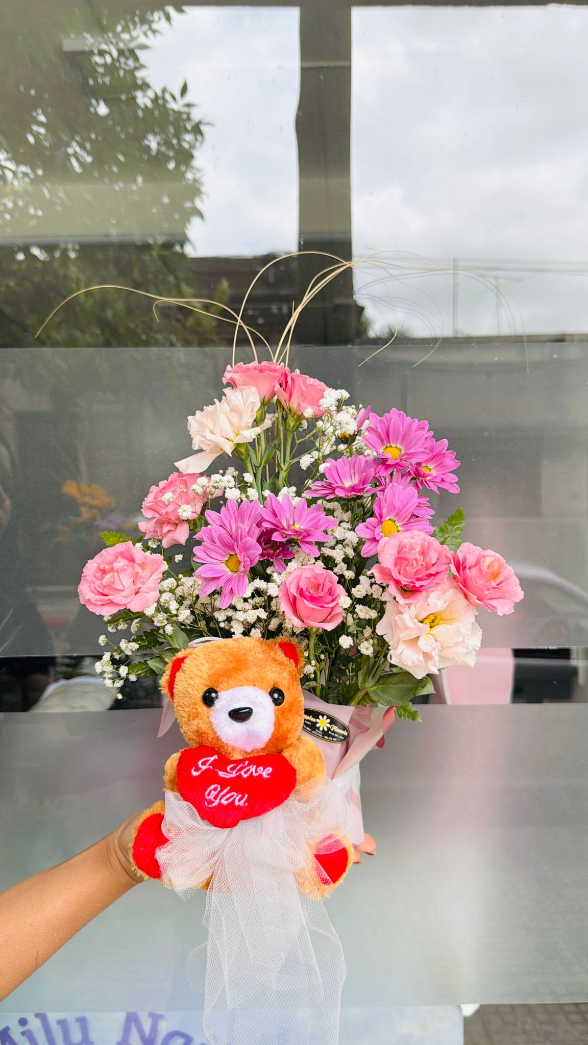 arreglo en base primaveral + peluche